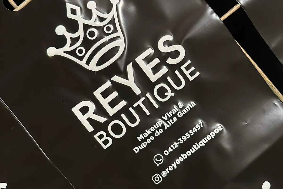 Bolsa plástica negra de boutique con logo blanco estampado