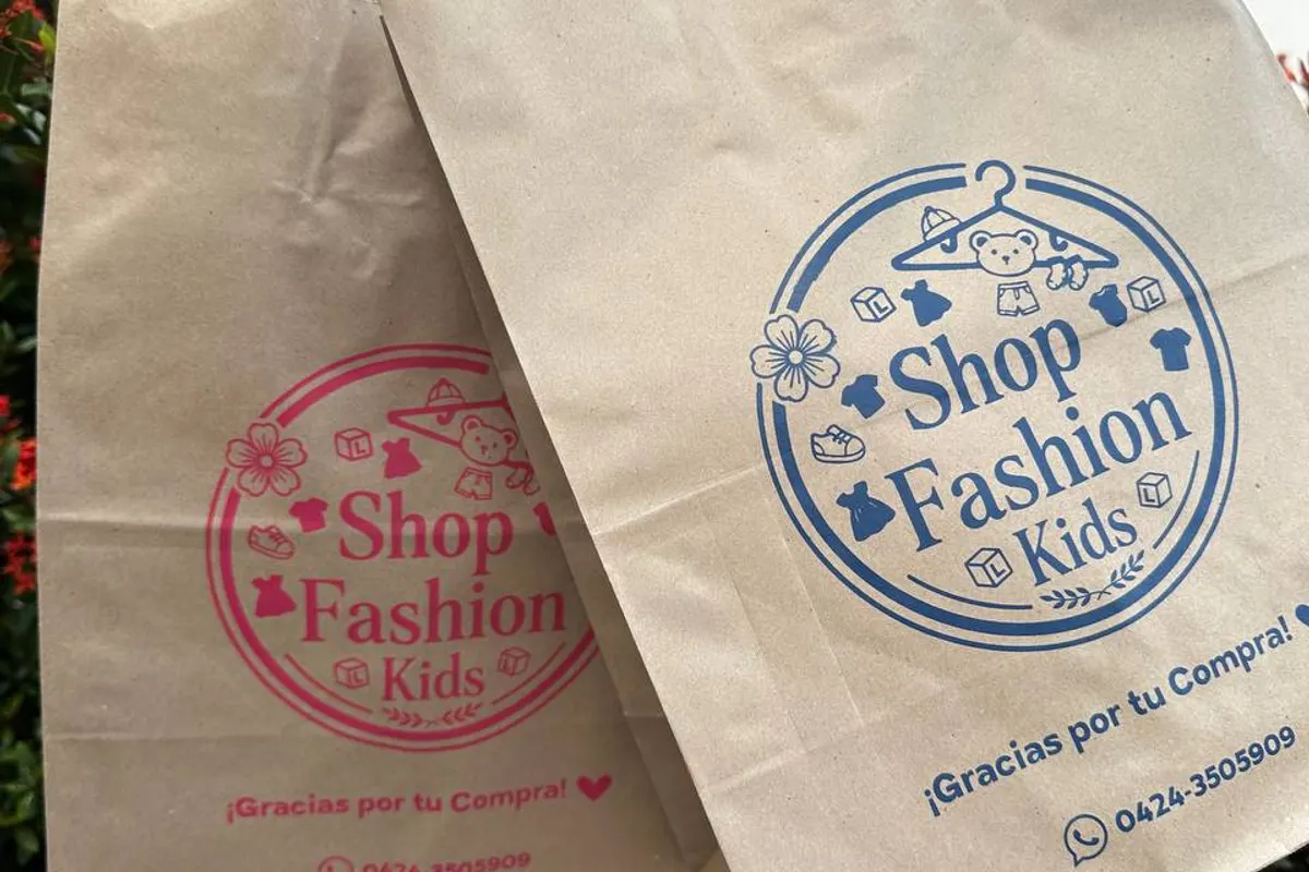 Bolsas de papel kraft con logo estampado en azul y rosado